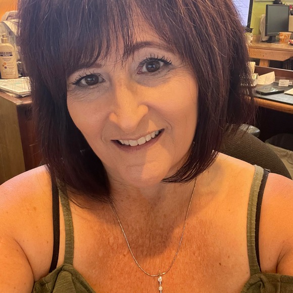 Meet your Posher, Lisa - Picture 1 of 1